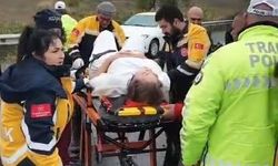 Kazaya denk gelen doktor, yaralı sürücünün yardımına koştu
