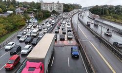Küçükçekmece'de D-100'e derz kasisi konuldu, yağmurla birlikte trafik durma noktasına geldi