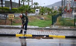 Kuşadası'nda mazgallar taşkınlara karşı temizlendi