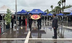 Marmaris'te Cumhuriyet Bayramı çelenk sunma töreni sağanak altında yapıldı