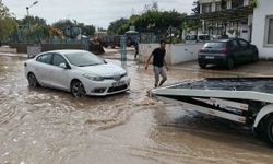 Mersin'de şiddetli yağış: İlçelerde yollar ve tarım alanları su altında kaldı