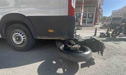 Motosikletin minibüsün altına girdiği kaza kameraya yansıdı