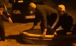 Namaz sonrası camide mahsur kalan imam ve cemaat botla taşındı