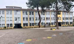 Gözü dönmüş aile fertleri okulu bastı! Hizmetli yaralandı, öğretmen baygınlık geçirdi