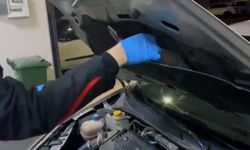 Otomobilin kaputundan uyuşturucu, cüzdandan altınlar çıktı
