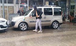 Sağanak yağışı fırsata çevirdi: Aracını yağmur altında yıkadı