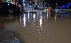 Tekirdağ'da sağanak yağış etkili oldu, cadde sular altında kaldı