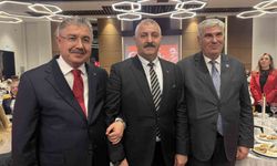 Tören alanında tepki gösteren şehit babası ile Vali Yılmaz resepsiyonda bir araya geldi