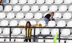Tribünde tek başına, İstanbulspor aşkı mesafe tanımıyor