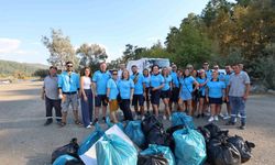 Turizm rehberleri ve belediye ekipleri çamlı sahilini temizledi