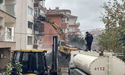 Zonguldak'ta çatlaklar nedeniyle boşaltılan 5 katlı binanın yıkımı başladı