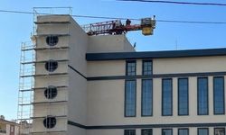 "Paramı Versinler!" Diye Bağırarak Vince Tırmandı: Emniyet İnşaatında Hareketli Dakikalar!