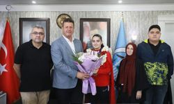 Dünya üçüncüsü Sare Kaya Akyazı’da çiçeklerle karşılandı