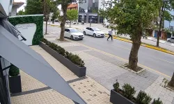 Yolun karşısına geçmek isterken canından oluyordu!