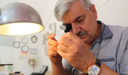 Ziya usta yarım asırdır saatlere ayar veriyor