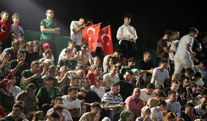 Sakarya, A Milli Takım için tek yürek oldu: Maçı dev ekranda izlediler
