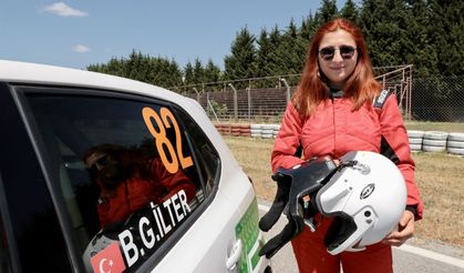 İlk kez katıldığı şampiyonada pistin tozunu atan kadın pilotun gözü rallide