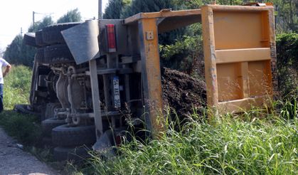 Sakarya'da toprak yüklü kamyon yol kenarına devrildi: 1 yaralı