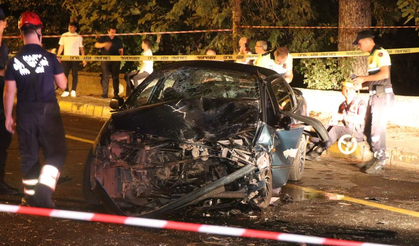 Kafa kafaya çarpışan otomobiller hurdaya döndü: 4'ü ağır 7 yaralı