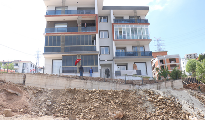 Yıkılmayla karşı karşıya kalan binaya kaya ve topraklı önlem