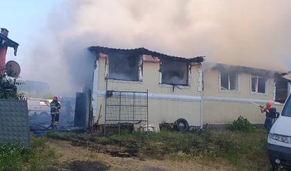 İki katlı ahşap ev alevlere teslim oldu