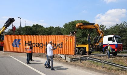Anadolu Otoyolu'nda devrilen tır ulaşımı aksattı