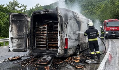 Seyir halindeki minibüs alev aldı!