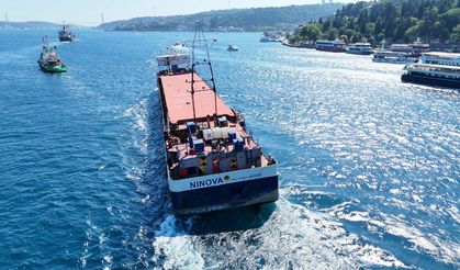 Karasu'da karaya oturan dev gemi İstanbul Boğazı'ndan geçti