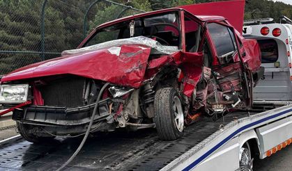 Hafif ticari ile çarpışan otomobil hurdaya döndü: 2 yaralı