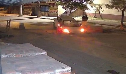 Kazı çalışmasını görmedi: Otomobil çukura böyle saplandı!