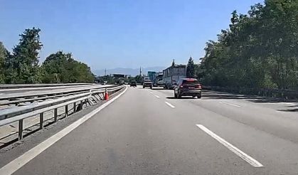 Otoyolda seyreden aracın tamponu koptu: O anlar kamerada