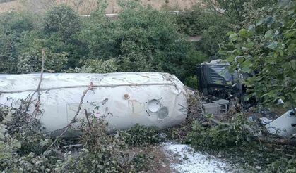 Mudurnu-Akyazı yolunda  tır devrildi: 1 ölü, 1 yaralı
