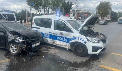 Polis aracı ile otomobil çarpıştı: 2'si polis, 5 yaralı