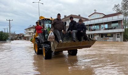 Sular altında kalan mahallede ulaşım kepçeyle sağlanıyor