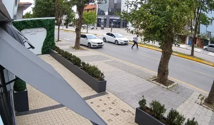Yolun karşısına geçmek isterken canından oluyordu!