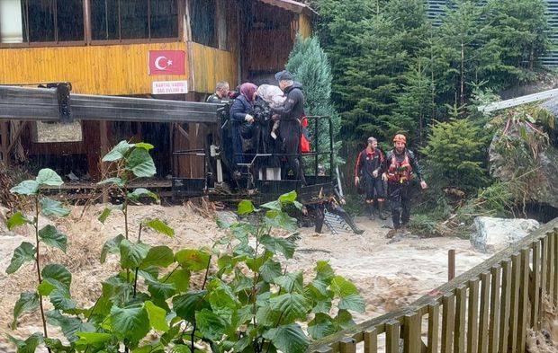 Sağanak nedeniyle mahsur vatandaşlar ekiplerce kurtarıldı