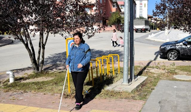 Gönül gözüyle gördüğü dünyasını örgüyle güzelleştirdi