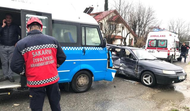 Otomobil ile yolcu minibüsü çarpıştı: 3 yaralı