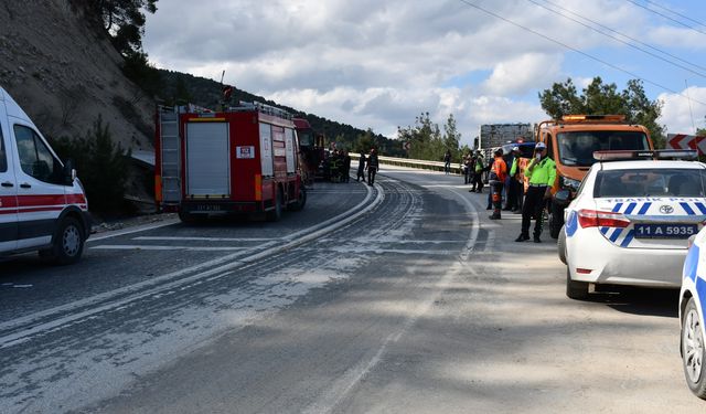 Bilecik'te üzerine beton mikseri devrilen kamyonun sürücüsü öldü