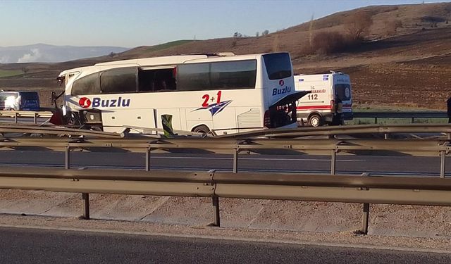 Bozüyük'te kontrolden çıkan otobüsteki 14 yolcu yaralandı