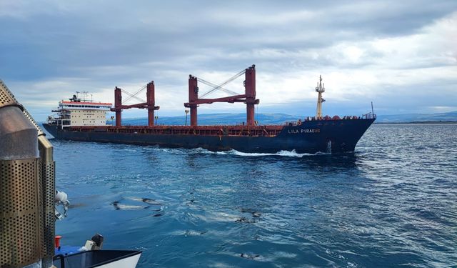 Çanakkale Boğazı'nda makine arızası yapan gemi kurtarıldı