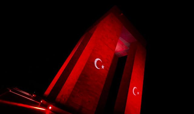 Çanakkale Şehitler Abidesi'ne Türk bayrağı yansıtıldı