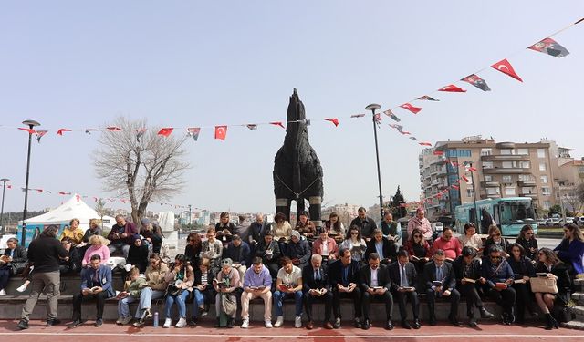 Çanakkale'de il yöneticileri ve öğrenciler parkta kitap okudu