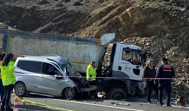 Çanakkale'de kamyon ile hafif ticari aracın çarpıştığı kazada 1 kişi öldü