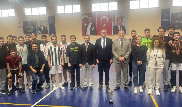 Çınarcık Belediye Başkanı Numan Soyer, futsal turnuvasına katıldı