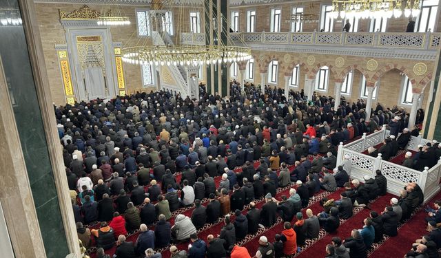 Doğu Marmara ve Batı Karadeniz'de ramazanın ilk cuma namazı kılındı