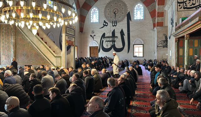 Edirne Eski Cami'de imamlar 6 asırdır hutbelere kılıçla çıkıyor