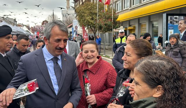 Edirne Valisi Sezer, Dünya Kadınlar Günü'nde kadınlara karanfil hediye etti