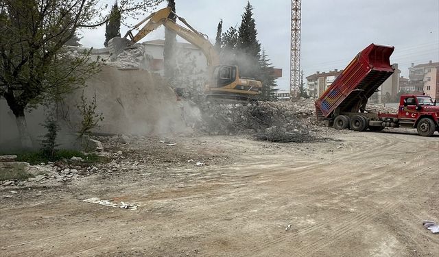 Edirne'de depreme dayanıksız olduğu belirlenen okul yıkıldı