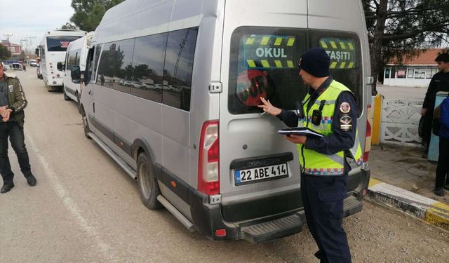 Edirne'de jandarma okul servislerini denetledi